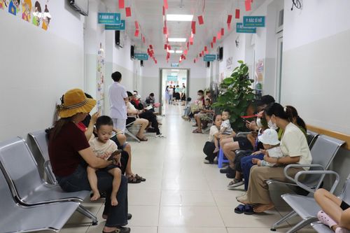 Số lượng bệnh nhân đến khám và điều trị tăng cao tại Bệnh viện Phụ sản - Nhi Đà Nẵng. Ảnh: KHÁNH NGÂN