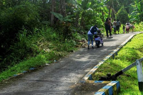 Người dân miền Nam Philippines di tản lên vùng cao hơn sau cảnh báo sóng thần sáng 8/6. Ảnh: Reuters