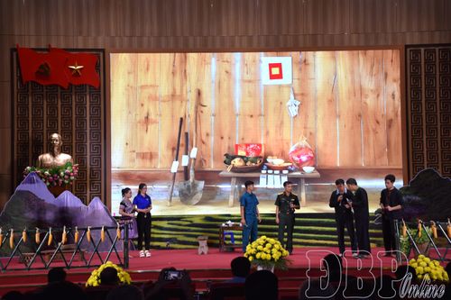 Bộ Chỉ huy Quân sự tỉnh tổ chức tuyên truyền về tảo hôn tại xã Mường Ảng thông qua hình thức sân khấu hóa giúp người dân dễ nhớ, dễ hiểu.