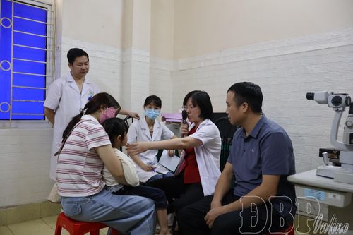 Bác sĩ chuyên khoa mắt khám sàng lọc cho bệnh nhi tham gia hương trình.