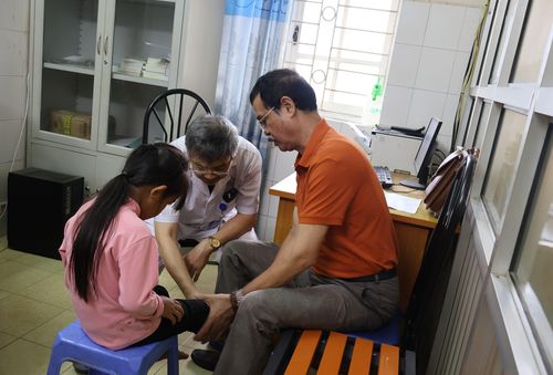 Chuyên gia và bác sĩ thăm khám, đánh giá tình trạng vận động cho bệnh nhi trước khi chỉ định phương án điều trị và can thiệp phù hợp.