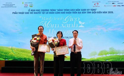 Hai Bác sĩ thuộc Trung tâm II nhận Bằng khen của Chủ tịch UBND tỉnh Điện Biên vì có thành tích xuất sắc trong hoạt động nhân đạo, khám chữa bệnh cho trẻ em khuyết tật tại Điện Biên.