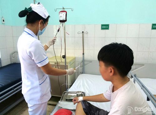 Điều dưỡng Bệnh viện Nhi đồng Đồng Nai truyền máu cho một bệnh nhân bị tan máu bẩm sinh.