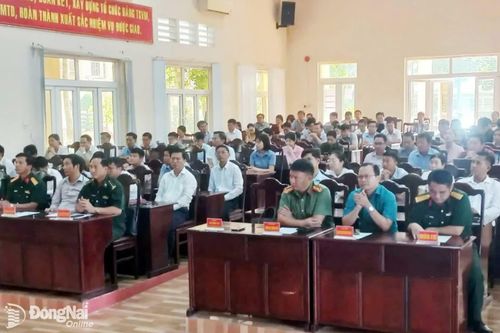 Đại biểu và học viên dự khai giảng. Ảnh: ĐVCC
