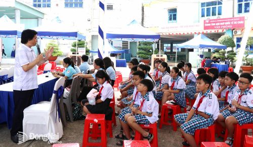 Các em đội viên nghe tuyên truyền kiến thức và kỹ năng phòng chống nguy cơ bị xâm hại, lạm dụng trên môi trường mạng cho trẻ em, học sinh. Ảnh: Ngọc Huyền