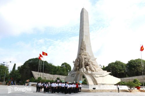 Các em đội viên thăm Di tích lịch sử Tượng đài chiến thắng Đồng Xoài trong hành trình "Ươm mầm hạt giống xanh". Ảnh: Ngọc Huyền