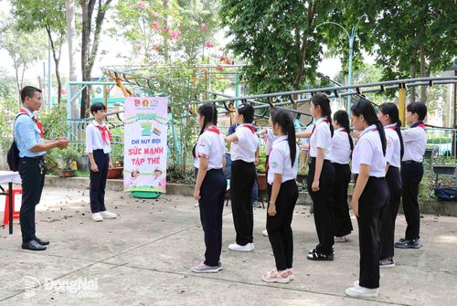 Các đội viên vượt qua thử trách tại các trạm trong khuôn khổ Liên hoan Chỉ huy Đội giỏi. Ảnh: Ngọc Huyền