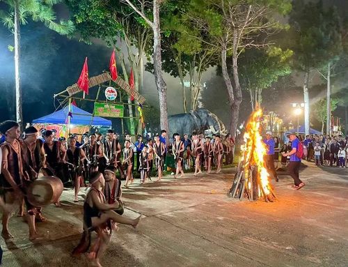  Tiếng cồng chiêng rộn ràng đêm lửa trại. Ảnh: Lam Nguyên 