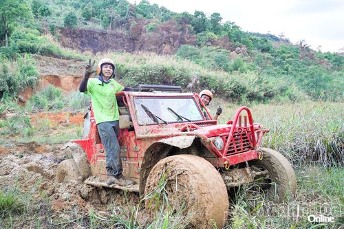 Xe đua dính đầy bùn đất trong bài thi tại hồ Đắc Lộc. Ảnh: V.M.C