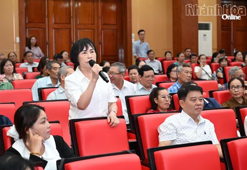 Đại biểu phát biểu ý kiến.