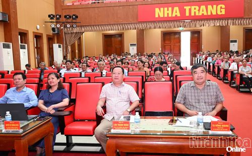 Lãnh đạo phường tham dự hội nghị.