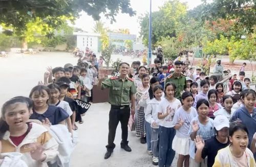 Lớp học tiếng Anh 0 đồng bước đầu thu hút 150 em them gia.