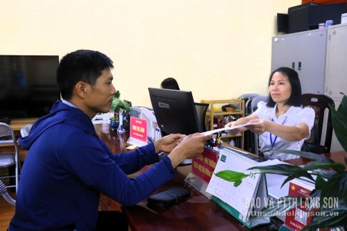 Người dân nhận kết quả hồ sơ thủ tục hành chính tại Trung tâm Phục vụ hành chính công xã Công Sơn