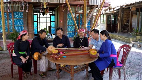 Ông Lồ A Chung (thứ 3 từ trái sang) với khát vọng "kể" câu chuyện văn hóa trên không gian số.