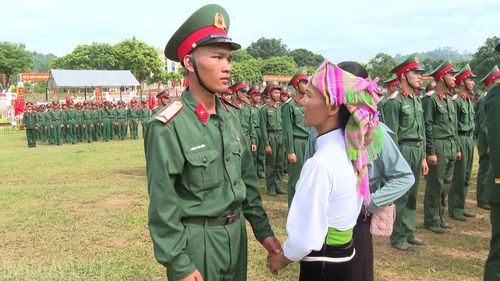 Đại diện chính quyền địa phương và thân nhân thăm hỏi, động viên các chiến sĩ.