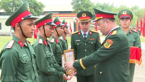 Các chiến sĩ mới có thành tích xuất sắc trong huấn luyện được khen thưởng.