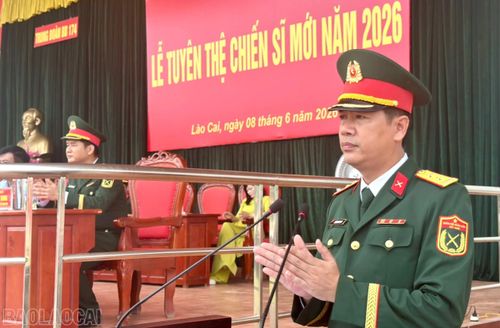Lãnh đạo Sư đoàn 316, Quân khu 2 phát biểu tại buổi lễ.