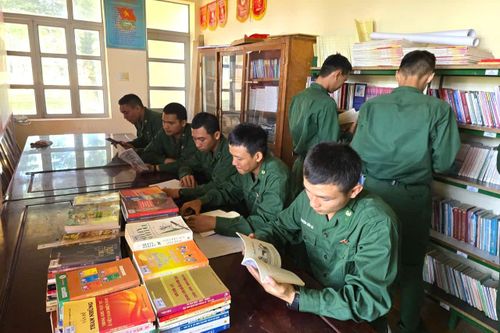 Vào thời điểm nắng nóng, bộ đội được chuyển sang học lý thuyết, công tác chuyên môn, giáo dục chính trị.