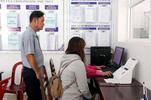 Người dân thực hiện kê khai các thủ tục hành chính trên môi trường mạng tại phường Phú Thủy, tỉnh Lâm Đồng