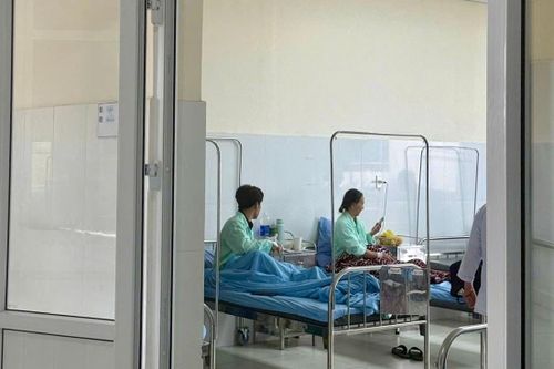 Một gia đình có nhiều người nhập viện điều trị tại Bệnh viện Đa khoa tỉnh Lâm Đồng do ngộ độc sau khi ăn nấm rừng tự thu hái, chế biến