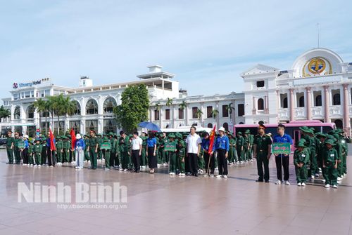 Các đại biểu và thanh, thiếu nhi tham gia chương trình dâng hương tại tượng đài Quốc công Tiết chế Hưng Đạo Đại Vương Trần Quốc Tuấn.