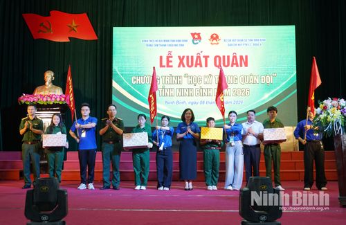 Các đại biểu trao cờ, tặng hoa cho các Tiểu đội tham gia khóa huấn luyện Học kỳ quân đội năm 2026.