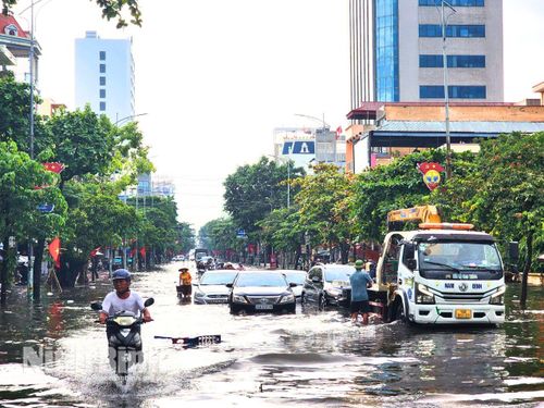 Các lực lượng chức năng kịp thời tổ chức phân luồng, bảo đảm giao thông và khắc phục tình trạng ngập úng cục bộ sau mưa lớn trên địa bàn phường Nam Định. Ảnh minh họa.