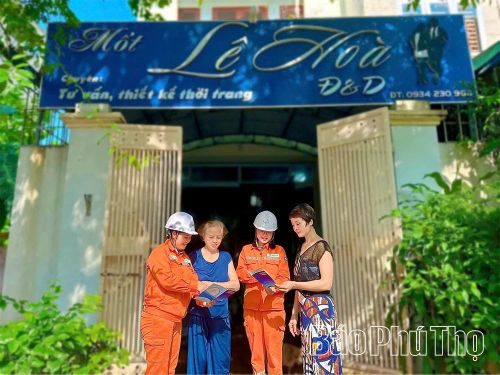 Công nhân Điện lực Vĩnh Yên tuyên truyền, hướng dẫn người dân sử dụng điện tiết kiệm, hiệu quả.