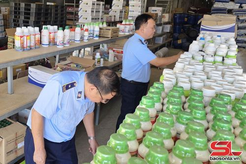 Cán bộ Đội QLTT số 6 kiểm tra nhãn hiệu các mặt hàng vật tư nông nghiệp trên địa bàn xã Sông Mã.