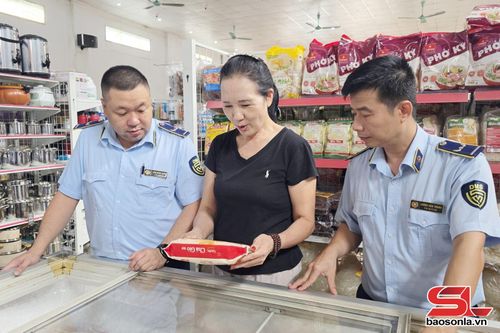 Cán bộ Đội QLTT số 2 kiểm tra nhãn hiệu các sản phẩm bánh kẹo trên địa bàn xã Yên Châu.