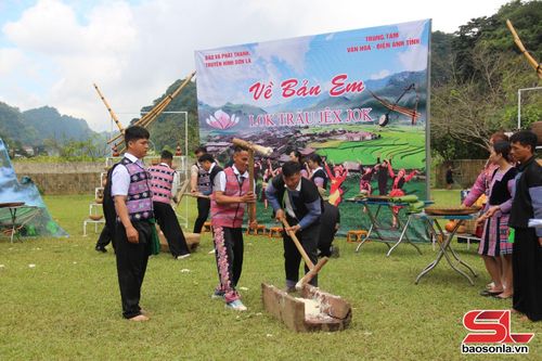 Thi giã bánh dày trong Gameshow phiên bản tiếng Mông.