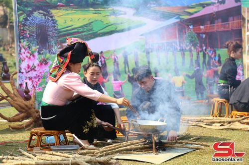Phần thi rang cà phê tại chương trình ở xã Muổi Nọi. Ảnh PV