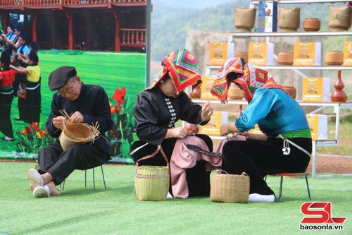 Tái hiện nghề đan lát truyền thống, thêu thổ cẩm tại chương trình Game Show ở xã Chiềng Lao.