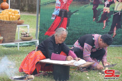 Tái hiện vẽ hoa văn trên vải bằng sáp ong của đồng bào Mông trong Gameshow “Về bản em” tại xã Vân Hồ. Ảnh PV