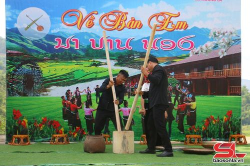 Thi giã gạo tại chương trình Game Show ở xã Mường La.