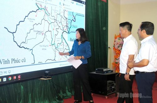 Đồng chí Phó Chủ tịch HĐND tỉnh Phạm Thị Minh Xuân nghe báo cáo, trao đổi về phương án sắp xếp thôn của xã Vĩnh Tuy trên bản đồ địa giới.