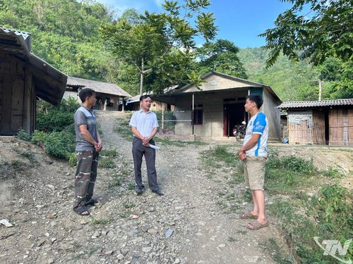 Lãnh đạo UBND xã Nghiên Loan kiểm tra, nắm tình hình khu vực sạt lở tại thôn Nặm Vằm.