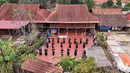 Những nếp nhà sàn lưu giữ giá trị văn hóa truyền thống qua nhiều thế hệ, trở thành điểm đến hấp dẫn du khách tham quan, trải nghiệm.