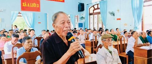 Đại diện già làng xã A Lưới 2 tham gia góp ý phương án sắp xếp thôn, tổ trên địa bàn. Ảnh: L. Tường 