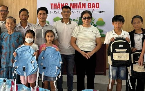  Tổ dân phố 4, phường Thủy Xuân tổ chức trao quà hỗ trợ người dân và học sinh có hoàn cảnh khó khăn