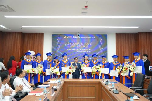 PGS. TS Nguyễn Hoàng Long, Bí thư Đảng ủy, hiệu trưởng nhà trường trao bằng thạc sĩ, tặng giấy khen cho các học viên tiêu biểu.
