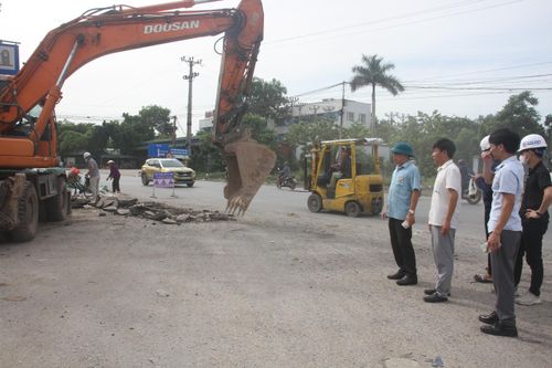 Lãnh đạo xã Vĩnh Hưng có mặt tại hiện trường để phối hợp cùng chủ đầu tư và nhà thầu tuyên truyền, vận động, hỗ trợ người dân tháo dỡ, di chuyển tài sản nằm trong phạm vi thu hồi đất, tạo điều kiện thuận lợi cho thi công.