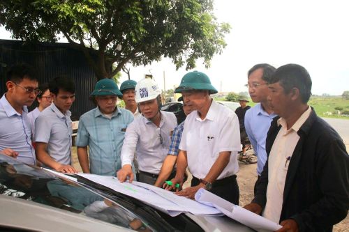 Tại thực địa, ông Hoàng Trọng Linh, Phó giám đốc Trung tâm Phát triển quỹ đất khu vực Vĩnh Phúc đại diện đơn vị thực hiện công tác giải phóng mặt bằng bàn giao mặt bằng đợt 4 cho Ban Quản lý dự án Hàng hải và Đường thủy.