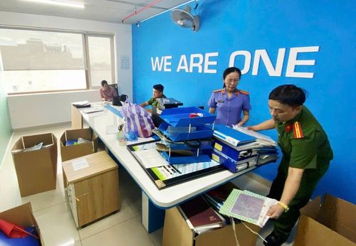Cơ quan điều tra thu giữ tài liệu, chứng cứ vụ án. Ảnh: Công an cung cấp.
