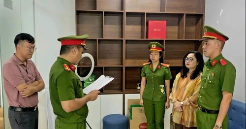 Đối tượng Lê Thị Oanh (thứ 2 từ phải sang). Ảnh: Công an cung cấp.