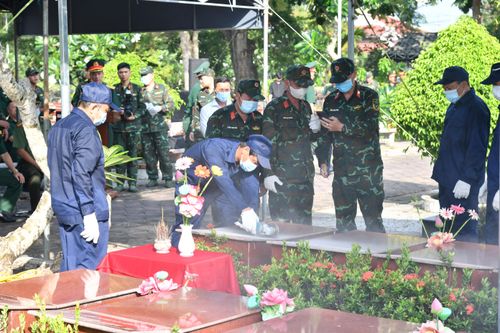 Thành viên đội lấy mẫu hài cốt liệt sĩ thực hiện nhiệm vụ tại Nghĩa trang Liệt sĩ thành phố.