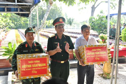Thiếu tướng Huỳnh Văn Ngon, Phó Chính ủy Quân khu 9, Trưởng Ban Chỉ đạo 515 Quân khu 9, tặng quà và động viên các đội lấy mẫu hài cốt liệt sĩ