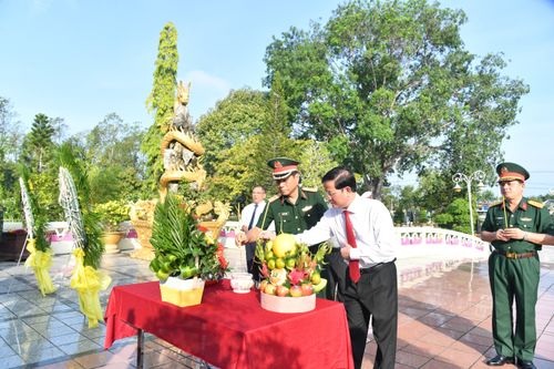 Các đại biểu dâng hương tại Nghĩa trang Liệt sĩ TP Cần Thơ