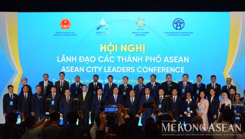 Lãnh đạo các thành phố ASEAN chụp ảnh lưu niệm tại hội nghị. Ảnh: Lê Hồng Nhung - Mekong ASEAN