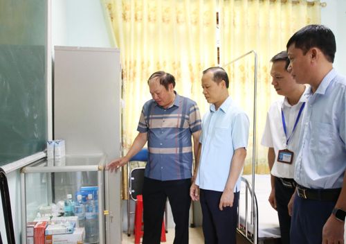 Đồng chí Mai Sơn, Phó Chủ tịch Thường trực UBND tỉnh kiểm tra phòng y tế tại Điểm thi THPT Lương Tài số 2.